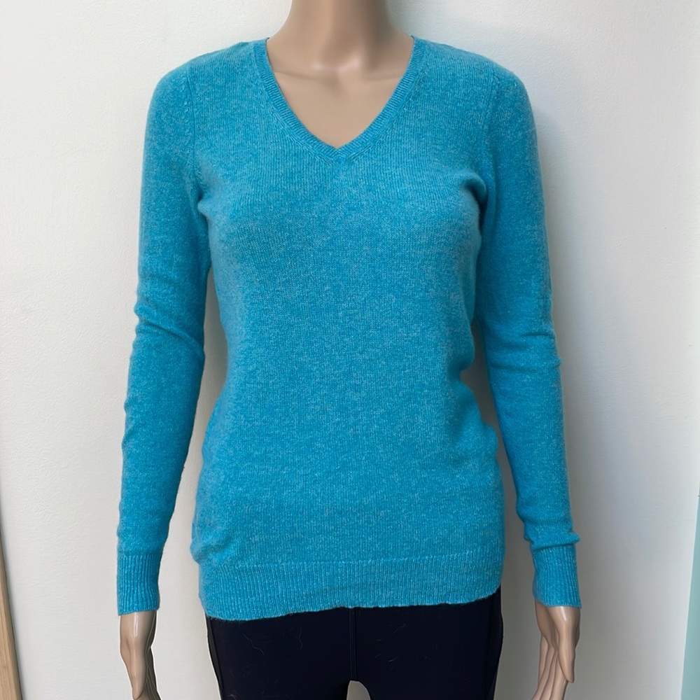 Ann Taylor woman medium petite 100% Cashmere V-Neck Sweater